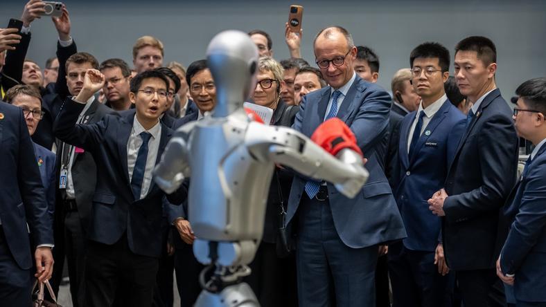 学对了吗?在中国转了一圈,默茨就说德国人得加班了